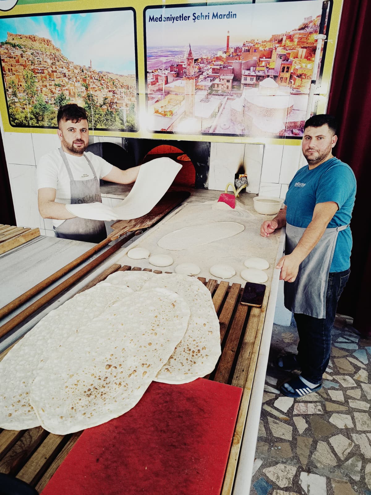 Ataşehir Yörem Pide'de hazırlanan kaşarlı pide